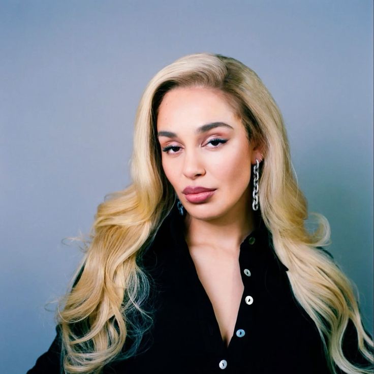10 Incredible Facts About Jorja Smith: Soulful British Singer-Songwriter “Jorja Smith performing live in concert wearing a stylish outfit with soulful vocals and engaging the audience”