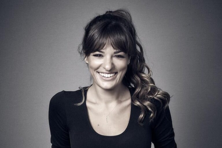 10 Amazing Achievements of Nicola Benedetti – Scottish Violinist Redefining Classical Music Nicola Benedetti performing on violin, Scottish Grammy-winning classical musician and director of the Edinburgh International Festival