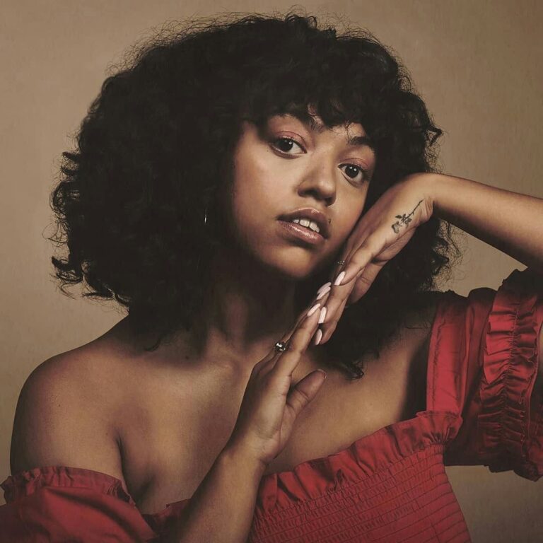 Mahalia: 10 Powerful Facts About the British R&B Sensation Mahalia performing live on stage with soulful expression