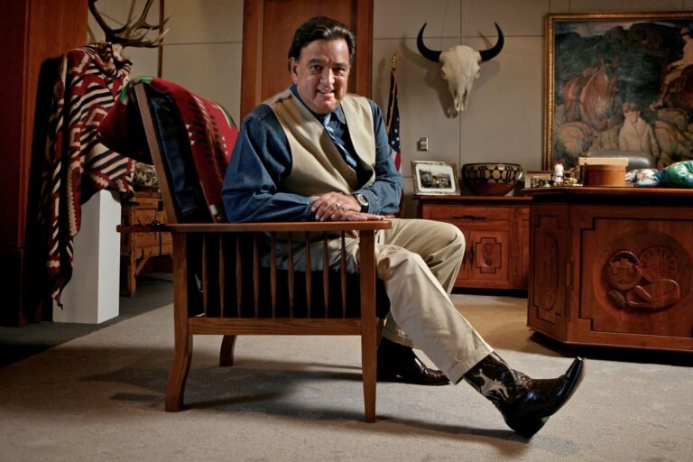 Bill Richardson Epstein: Controversy, Connections, and Public Scrutiny Bill Richardson arriving at a building linked to Jeffrey Epstein, highlighting the Bill Richardson Epstein controversy