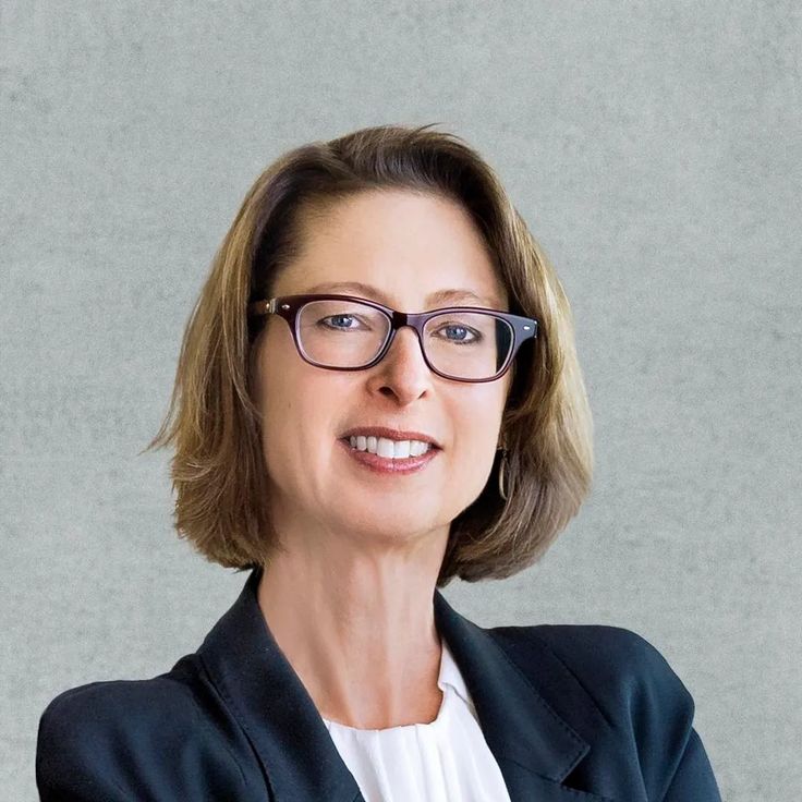 10 Powerful Facts About Abigail Johnson: CEO Driving Fidelity Investments’ Innovation Abigail Johnson, CEO of Fidelity Investments, delivering a speech at a global finance event