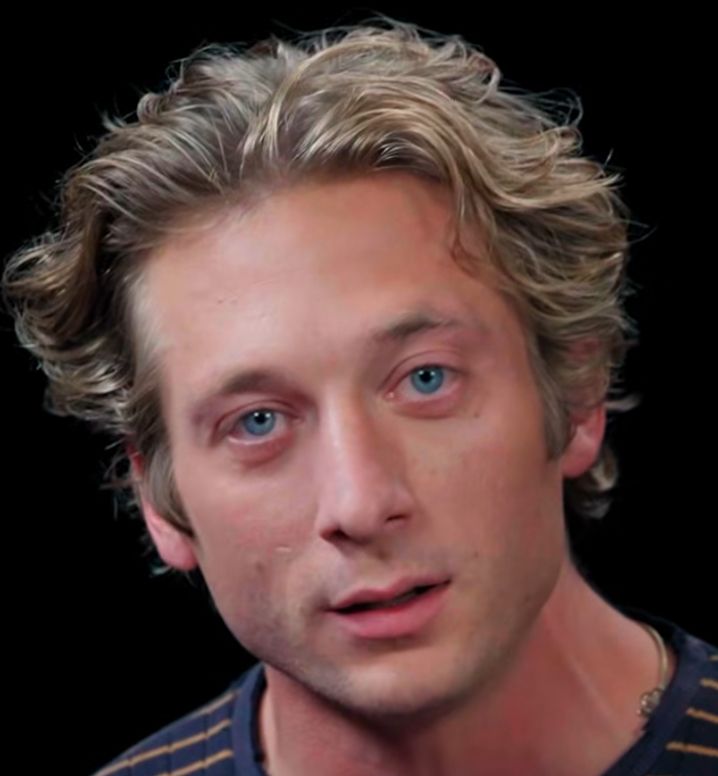 10 Amazing Facts About Jeremy Allen White That Will Inspire You “Jeremy Allen White smiling at a red carpet event, wearing casual attire, showcasing his Brooklyn charm and expressive brown eyes.”