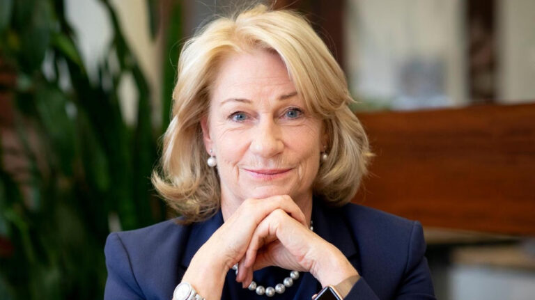 10 Powerful Facts About Marilyn Simons: Mathematician and STEM Education Leader Marilyn Simons speaking at a STEM education event, advocating for mathematics and science research